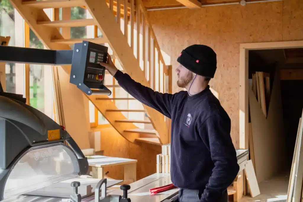 apprenti mfr rhone utilisant une machine de coupe dans un at