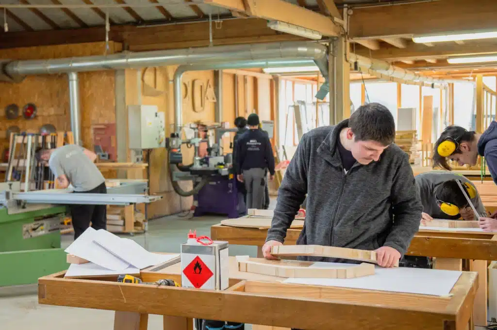 apprentis menuisiers travaillant le bois a la mfr de lamure