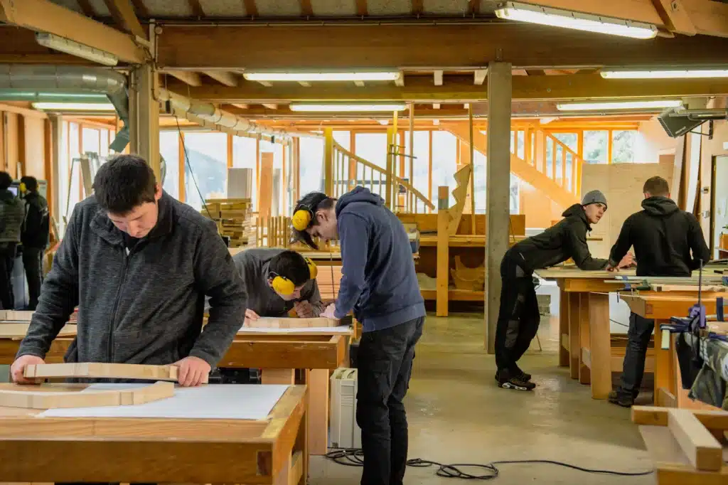 apprentis menuisiers travaillant le bois dans un atelier mfr