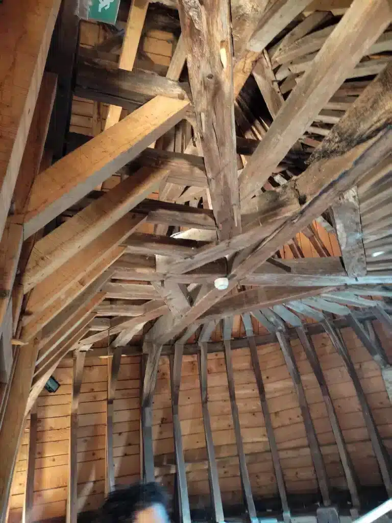 charpente complexe en bois d un atelier de fabrication d out