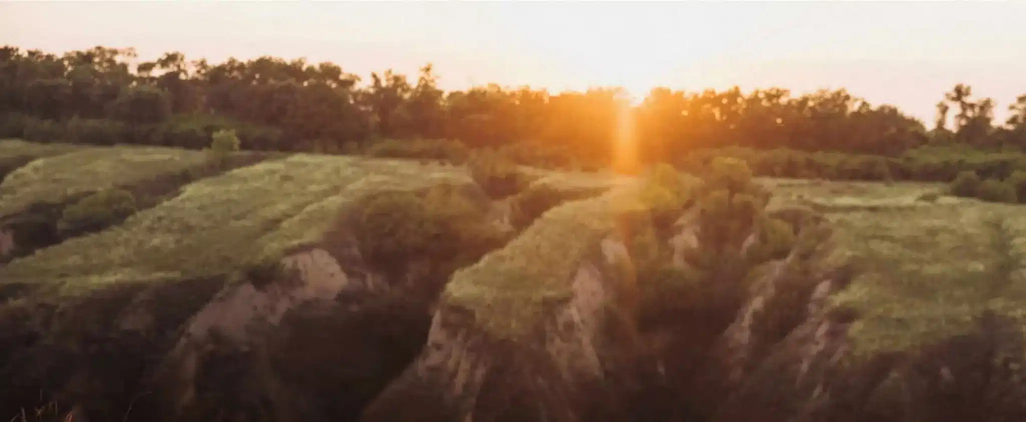 coucher de soleil sur un paysage vallonne verdoyant pres de
