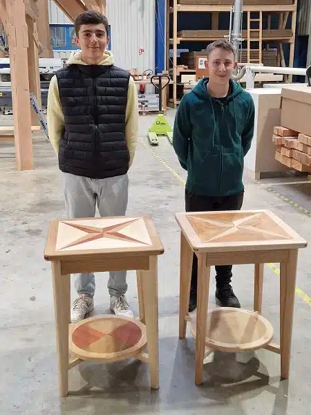 deux apprentis presentent leurs tables en bois au concours u