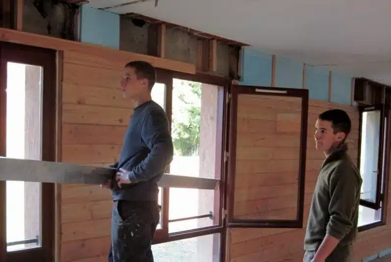 deux jeunes hommes travaillent sur un chantier mfr rhone