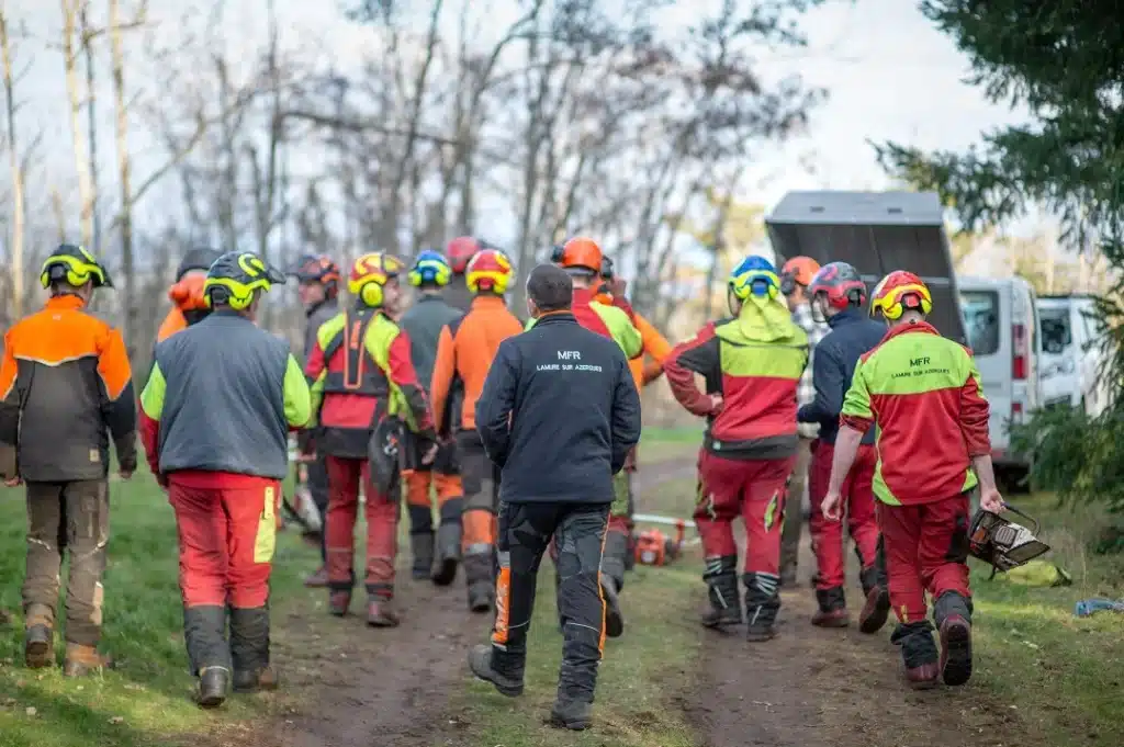 groupe d apprenants en bac pro foret a la mfr de lamure sur