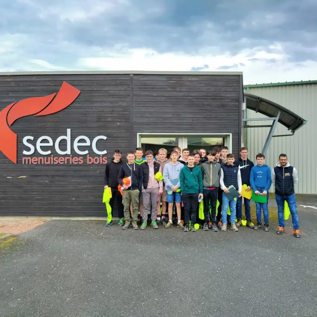 groupe d eleves cap2 menuisiers mfr des 4 vallees devant le