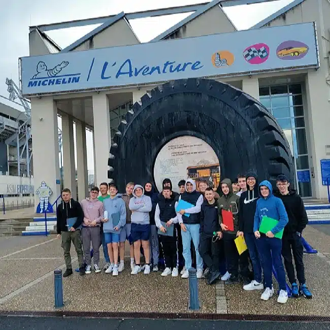 groupe d eleves mfr 4 vallees lamure sur azergues devant le