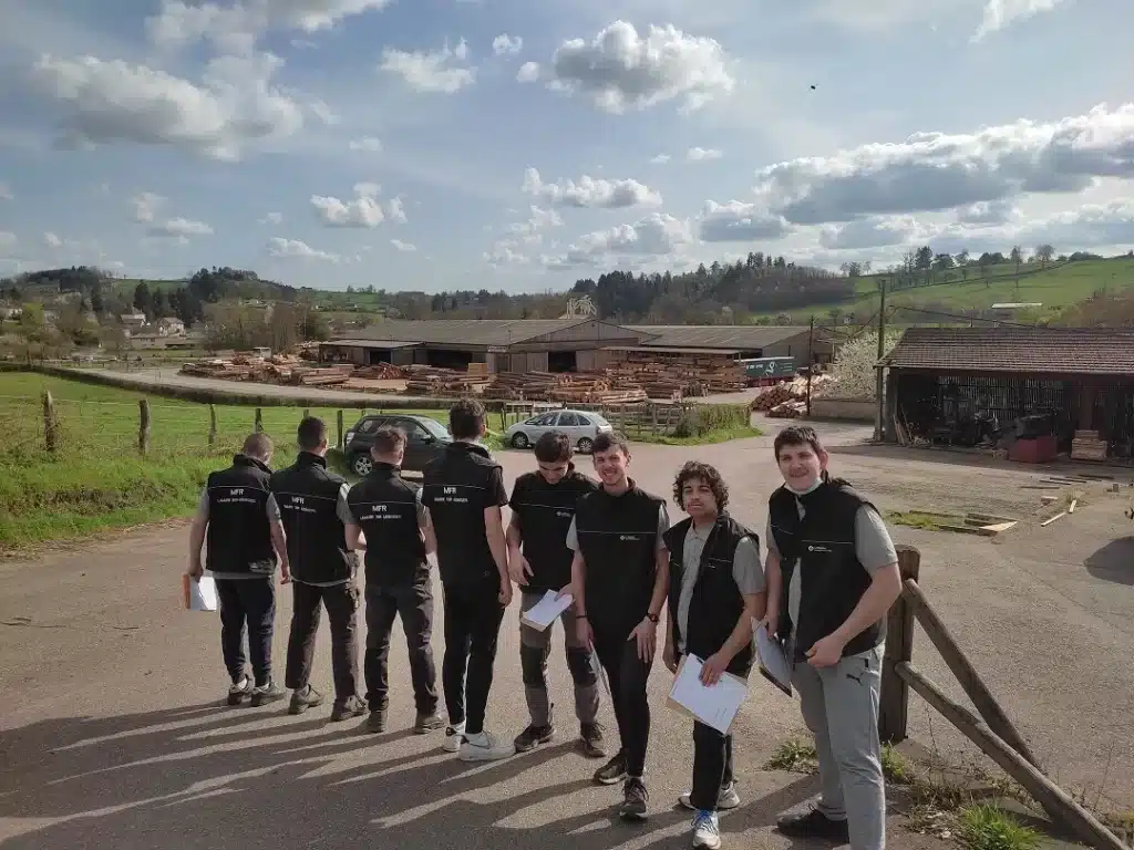 groupe de jeunes devant des batiments de la mfr des 4 vallee