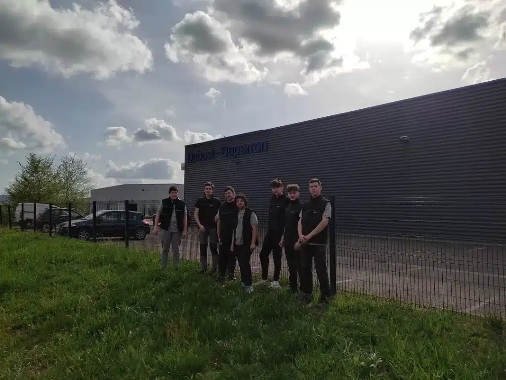 groupe de jeunes devant le batiment dubost dugeron mfr des 4