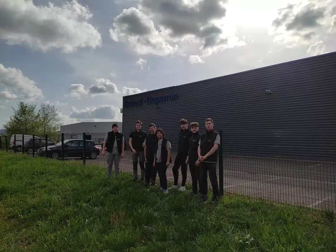 groupe de jeunes devant le batiment dubost dugeron mfr des 4