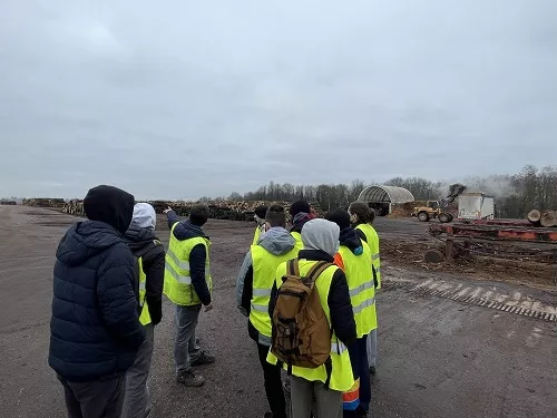 groupe de jeunes en chasubles fluo lors d une visite mfr des