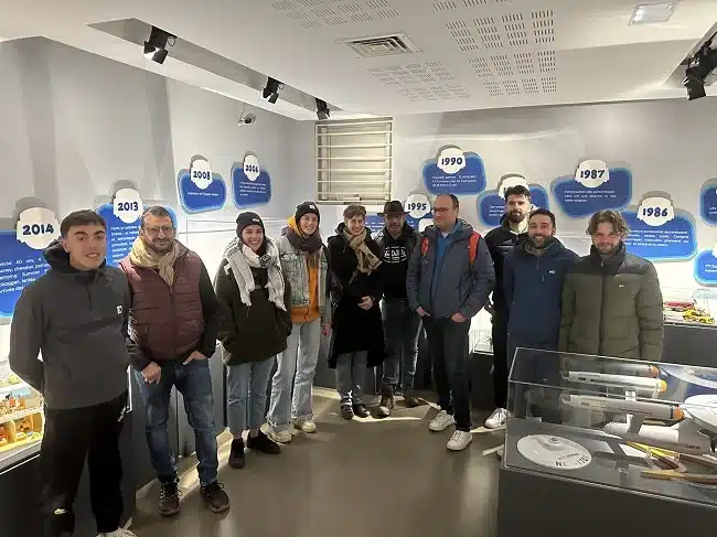 groupe de jeunes et adultes devant une frise chronologique m