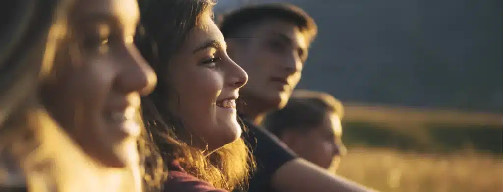 jeunes souriants en alternance mfr rhone profitant du soleil