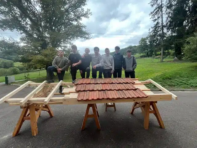 mfr des 4 vallees apprentis charpentiers decouvrent la pose