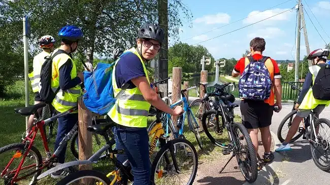 mfr des 4 vallees jeunes cyclistes avec gilets fluo et velos