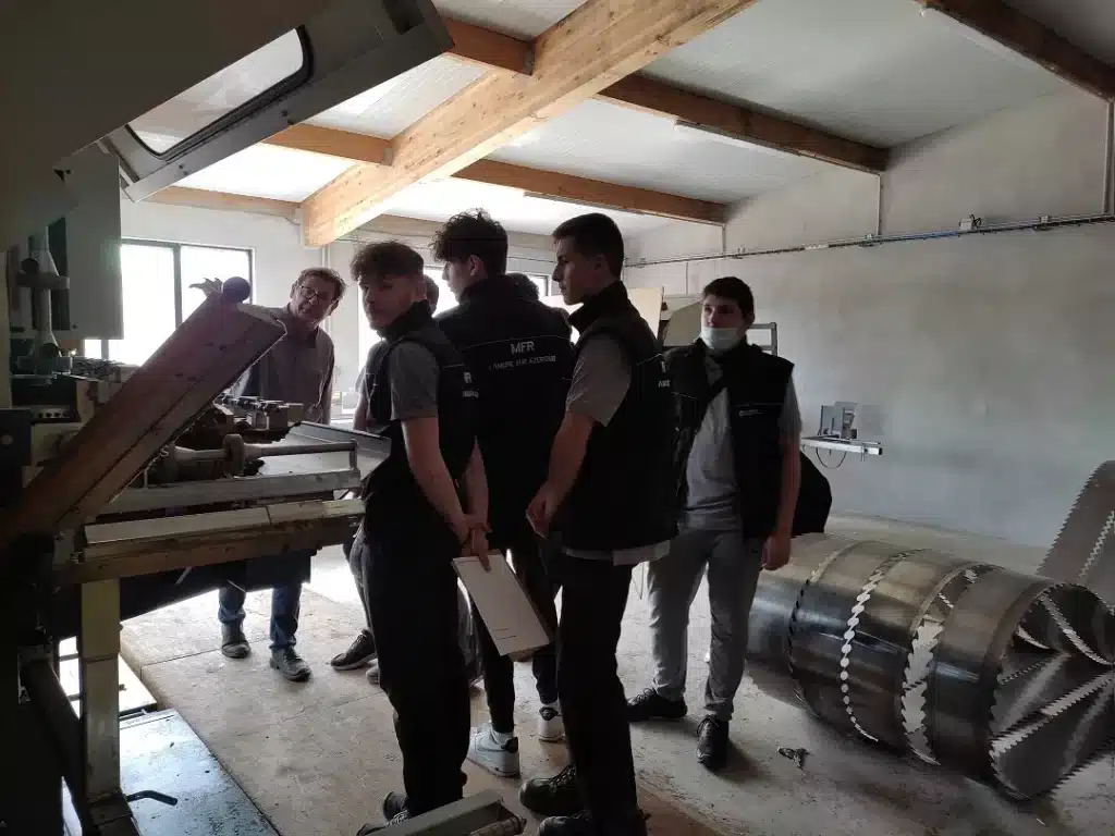 mfr des 4 vallees presentation d une machine a des jeunes en