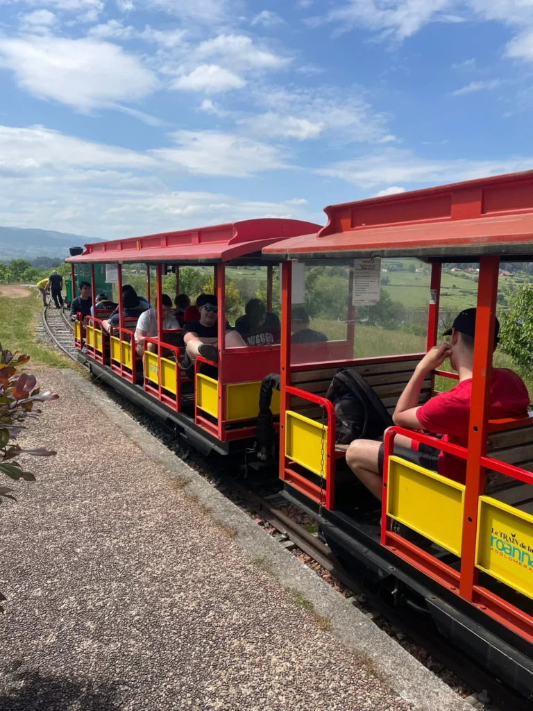 mfr des 4 vallees train touristique avec passagers paysage v