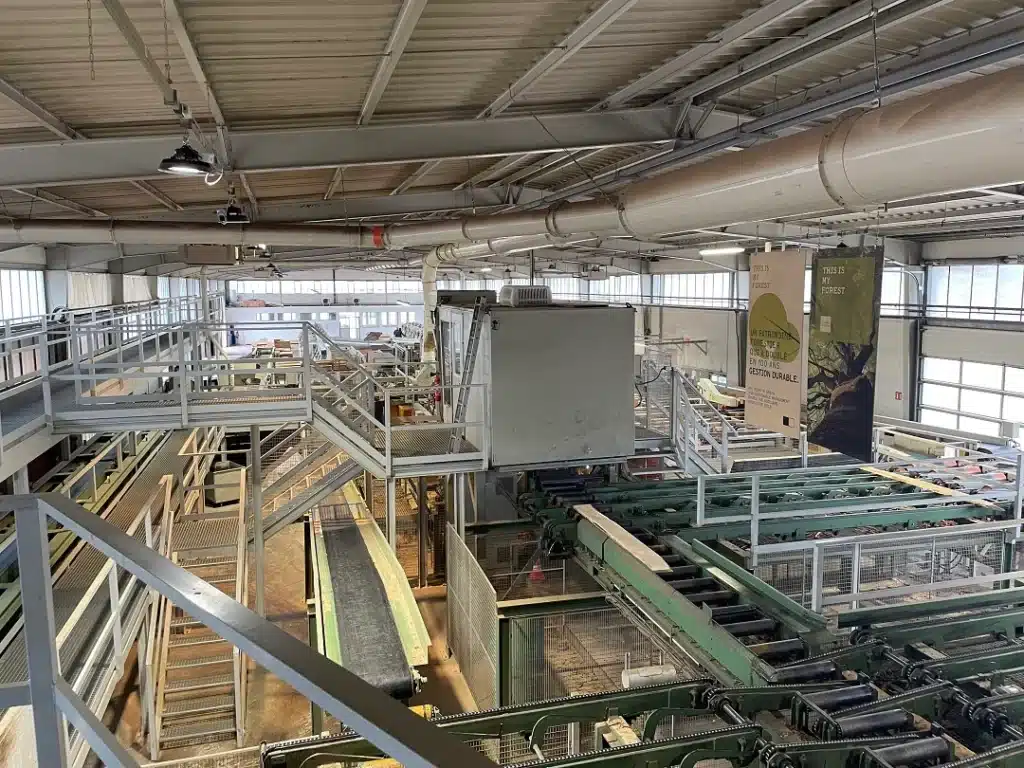 mfr des 4 vallees visite d une scierie avec tapis roulants e