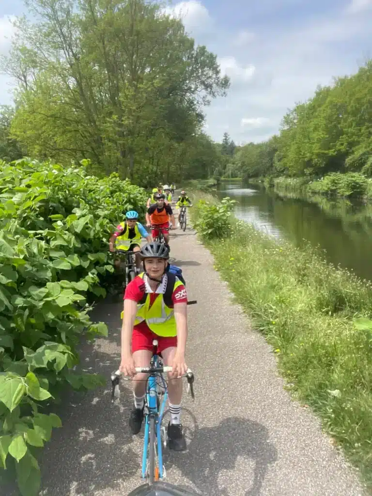 mfr des 4 vallees voyage a velo le long de la veloire groupe