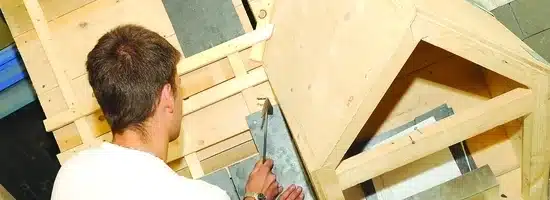 mfr rhone apprenti charpentier travaillant sur une maquette