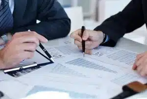 mfr rhone deux personnes analysent des documents financiers