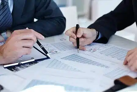 mfr rhone deux personnes analysent des documents financiers