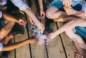 mfr rhone equipe jouant aux cartes sur un ponton en bois