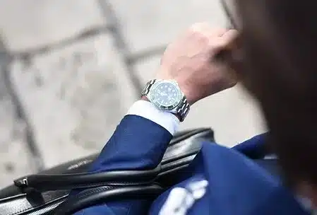 mfr rhone poignet d homme portant une montre de luxe costume