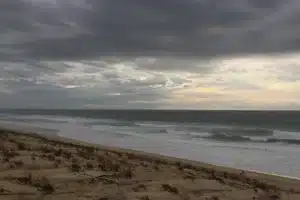 plage des landes mer agitee sous ciel couvert dunes de sable