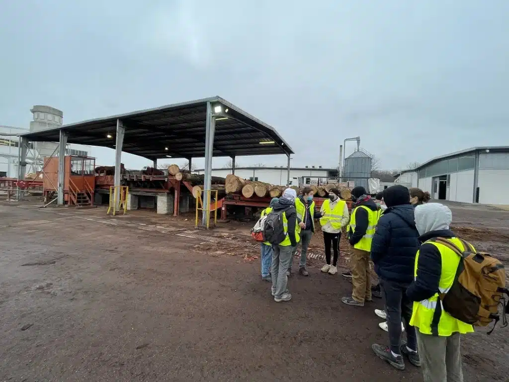 visite mfr des 4 vallees lamure sur azergues eleves en jaune