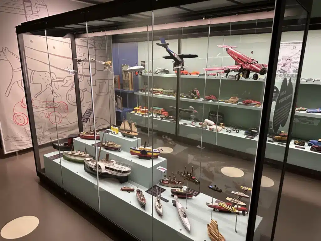 vitrine de modeles reduits de bateaux et d avions exposes a