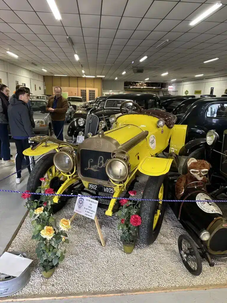 voiture jaune ancienne leon bollee 1912 exposee a la mfr des